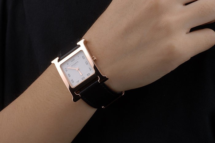 Hermes Heure H Rose lunette en or bracelet en cuir noir cadran blanc 80235-1